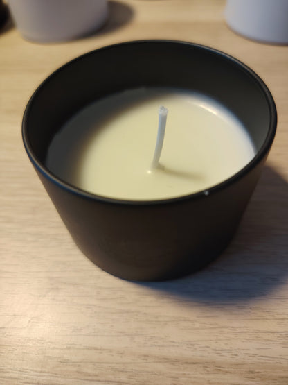 Candela in contenitore di latta